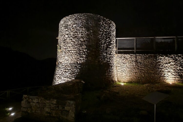 Vista della rocca estense di notte
